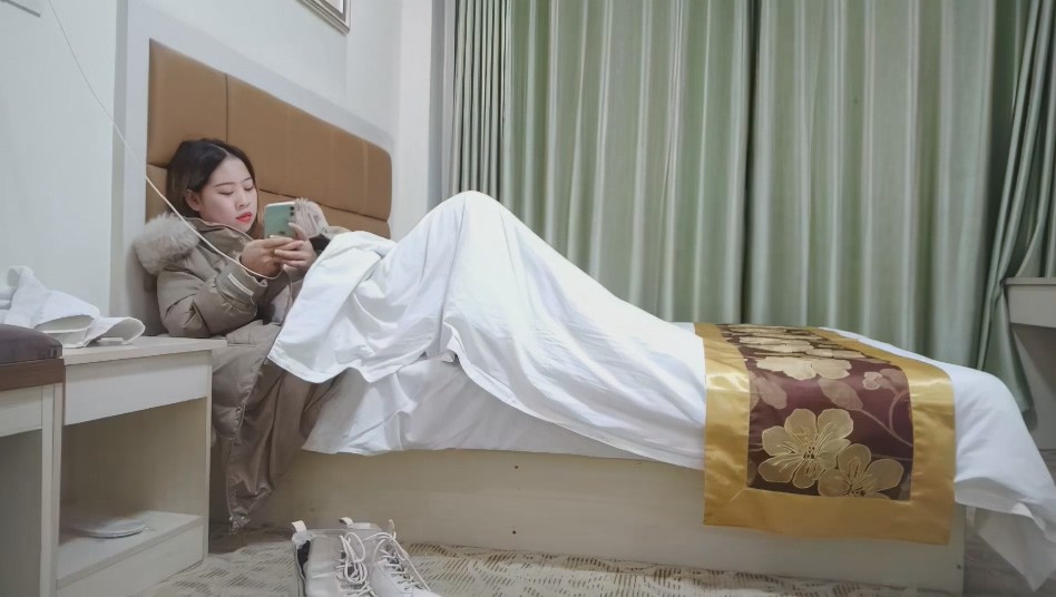 嘎子哥探索發現，純天然極品大胸，漂亮小少婦看來也是沒少偷情，浪勁十足，享受其中