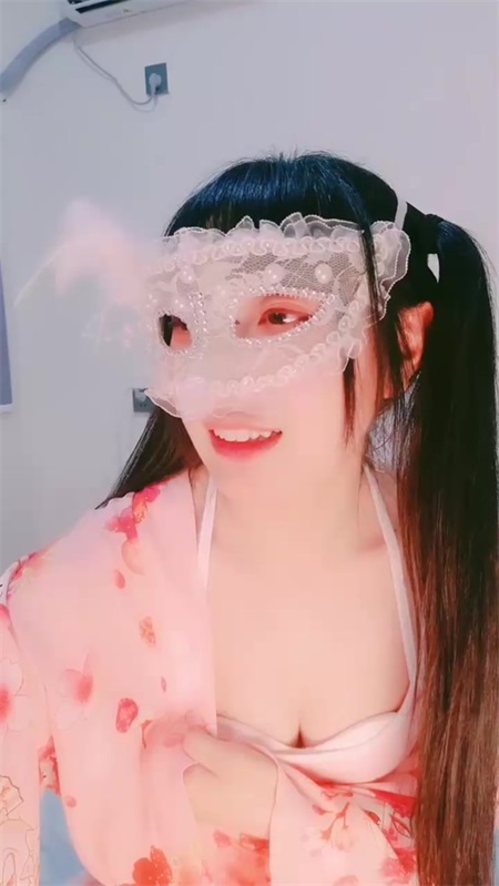 雙馬尾卡哇伊面罩萌妹和炮友激情啪啪，白色開檔絲襪跪著交，翹起屁股一下下撞擊呻吟