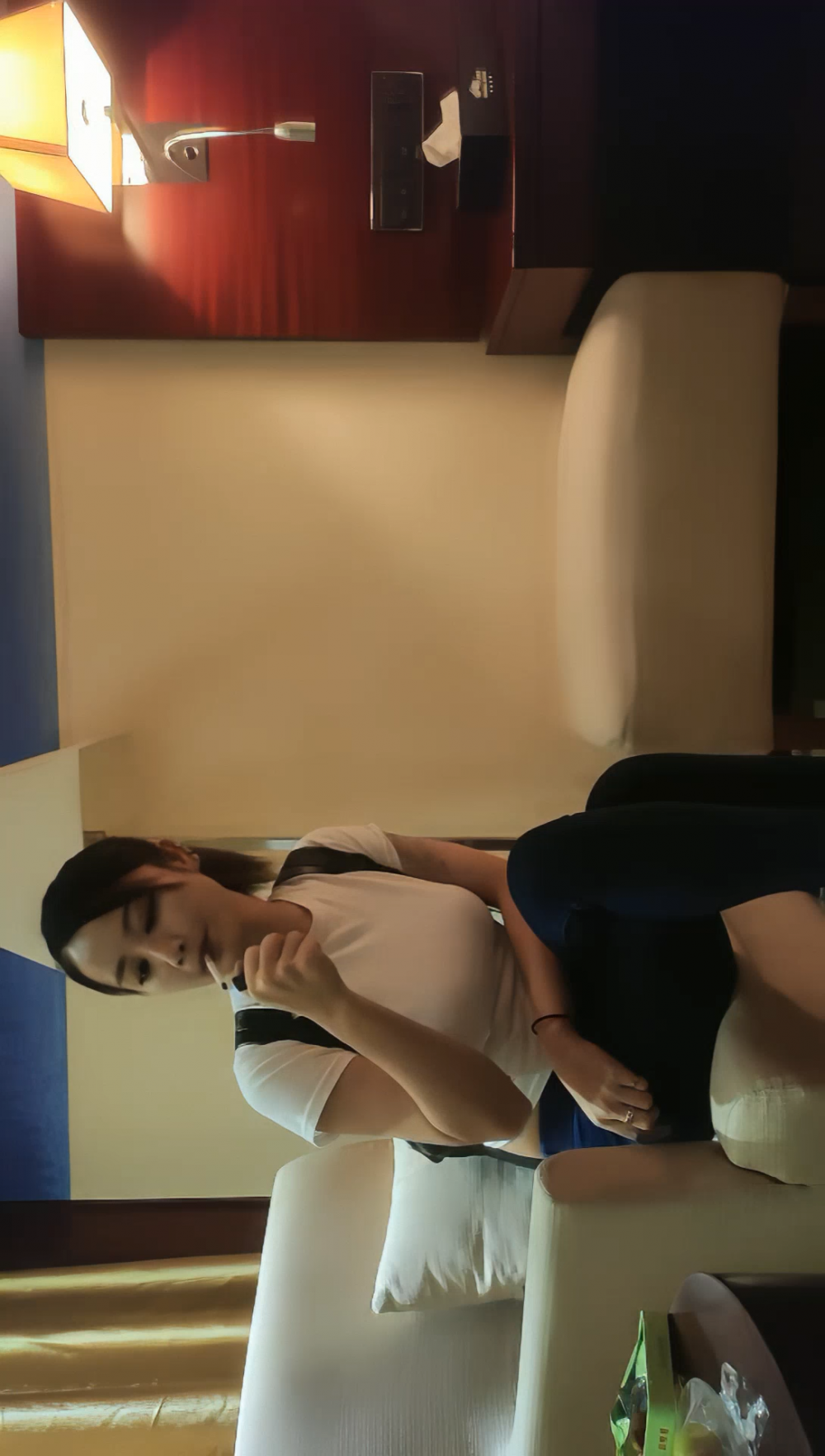小馬尋花，流水線約週邊，前腳剛走，另一個已到樓下，膚白貌美，飽滿胸部，極品尤物脫光干一炮