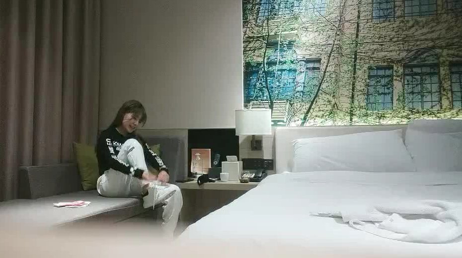 閑白褲小少婦 開檔黑絲一頓舔逼 埋頭深喉口交 騎乘扭動揉捏奶子 扶腰後入猛操