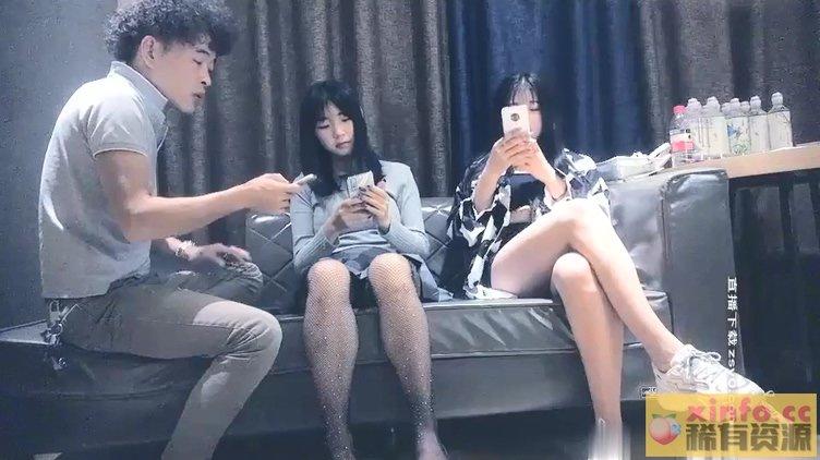 91MRS-0403【沈先生探花約了個兩個00后嫩妹雙飛啪啪】 穿上網襪高跟鞋跪著口交側入抽插猛操