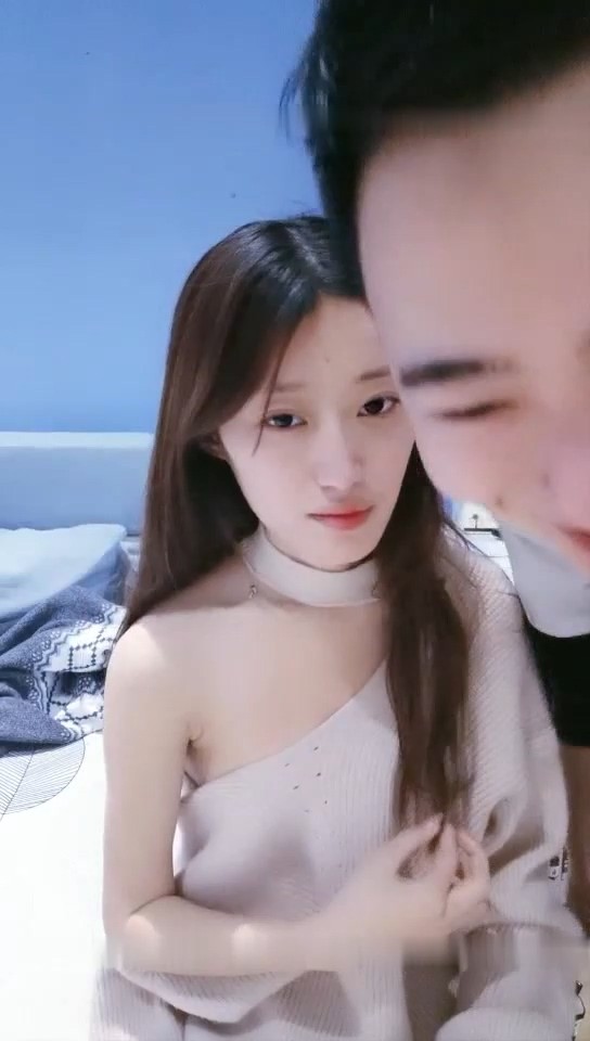 9分顏值純又騷眼鏡妹，小情侶居家操逼，抓著頭髮猛插嘴，69姿勢深喉扣穴，掰開雙腿爆操