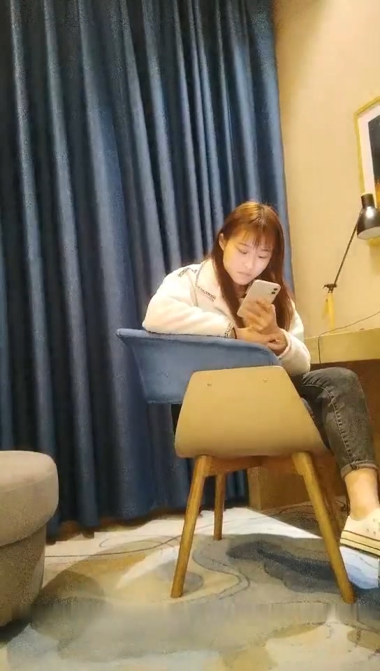 午夜尋花約了個牛仔褲妹子沙發摸奶69互舔騎乘抽插非常誘人