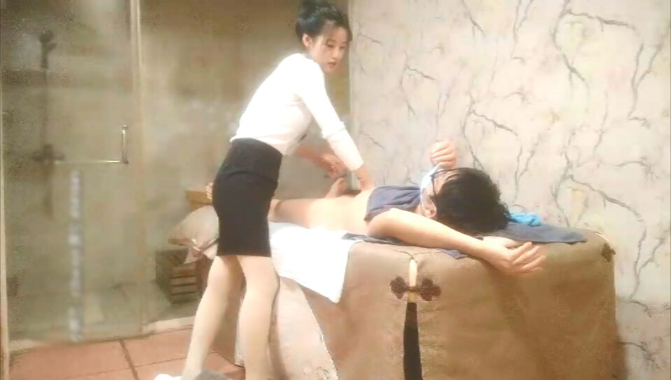全網探花持久大哥真會玩，找了個高顏值的女神妹子玩打飛機，白衣短裙絲襪擼著雞巴讓大哥摸奶子