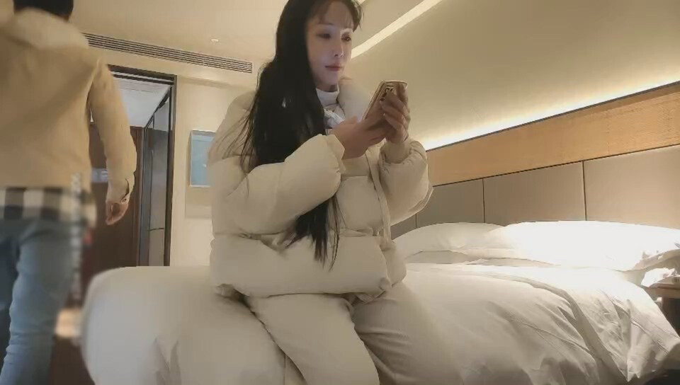 高價網約極品週邊小姐姐，情趣裝白嫩美乳，膚白如玉風騷溫柔