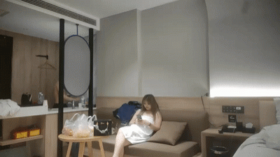 [MP4/195MB] 肉感大奶騷熟女，洗完澡吃點水果再開操，鏡頭前吸吮舔屌，揉著大奶子，正入抽插猛操