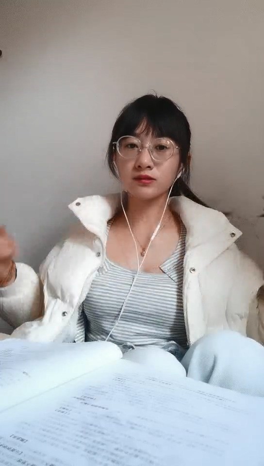 [MP4/741MB] 這雞巴老師真騷啊，全程露臉在辦公室趁沒人開始大秀，備著課都漏著騷奶子，脫光了揉奶玩逼道具摩擦浪叫不斷