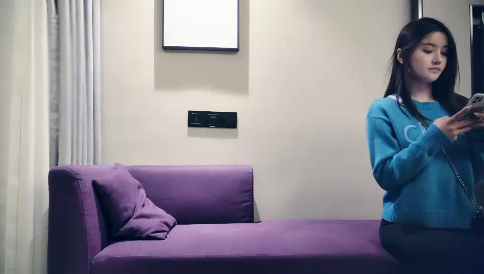 探花約了個高顏值甜美藍衣妹子啪啪，隔著褲子摸逼近距離特寫口交猛操