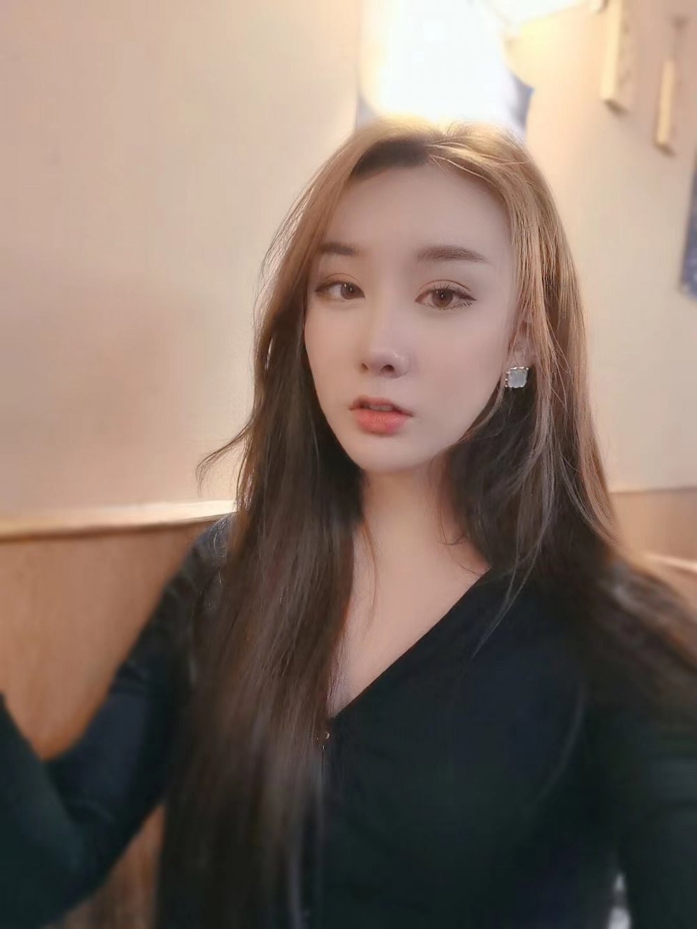 圈內美妖大佬TS秦夢和閨蜜張金金 兩大美妖調教富二代，'賤貨，把舌頭伸進去，姐妹，你用腳蹬他雞巴'爽死，兩大妖棒吃 第一部！