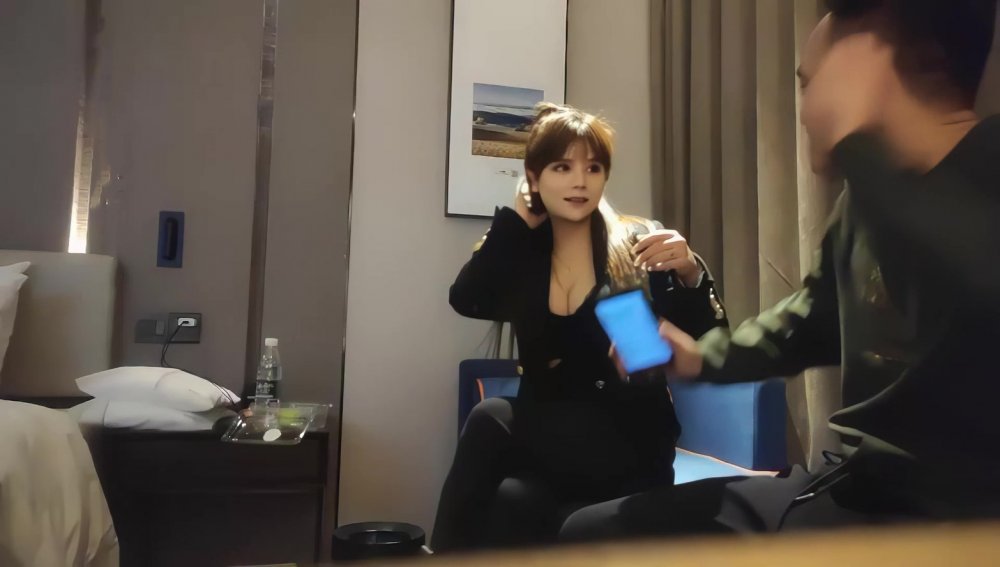 步賓探花深夜場約了個網紅臉馬尾妹子啪啪，掰穴扣弄口活不錯抬腿側入猛操呻吟誘人