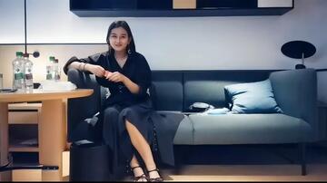 性格超好兼職美禦姐，笑起來甜美，付完錢騎在身上調情，舌吻扣穴穿著衣服舔屌，張開雙腿爆插，扶著大屁股後入撞擊猛操