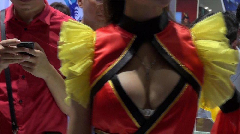 [MP4/1054MB] 【大開眼界❤️遊戲展】美女雲集❤️露奶露毛露陰 黑衣豪乳美女奶頭漏了還不知道 還攝影給她拍好一點