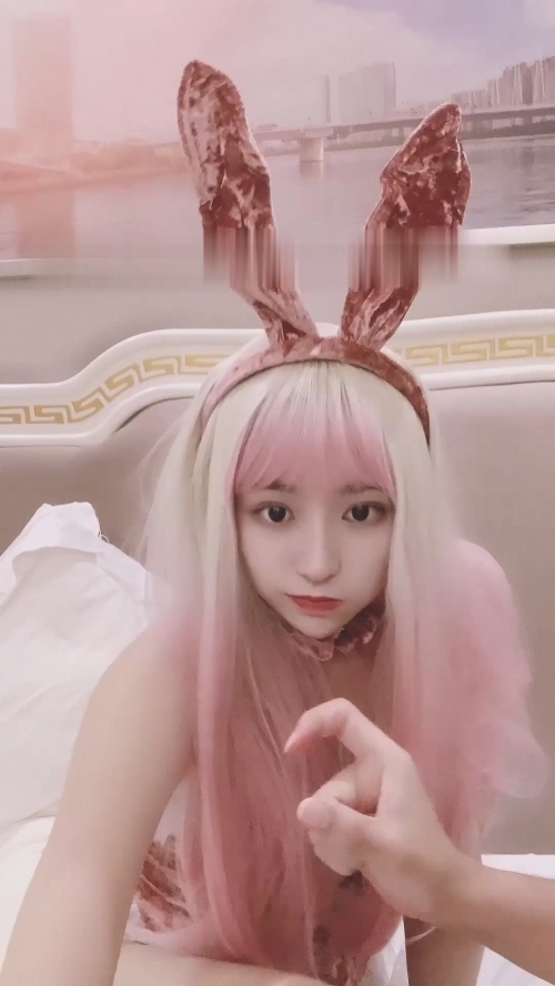 【今日推薦】紅遍全網極品91女神【不見星空】Cospaly粉紅兔女郎，超高顏值小穴被粗大肉棒狠狠地蹂躪【MP4/165MB】