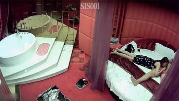 尤物級肉體漂亮嫩嫩妹子約到情趣酒店白嫩乳房鼓脹飽滿性奮衝動雞巴猛力抽插搞穴啪啪越來越快浪叫