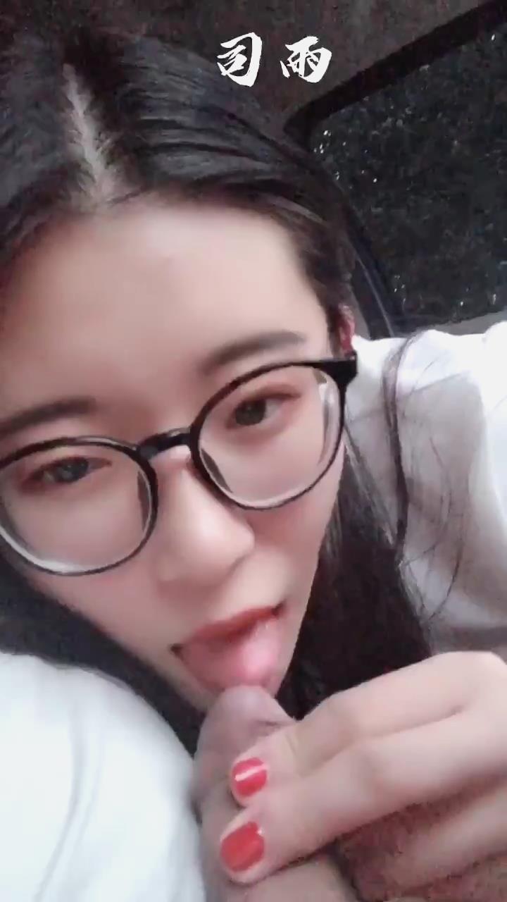 今天車內給小哥哥口交的視頻，很刺激哦... 回臨沂了，歡迎來約我看電影~