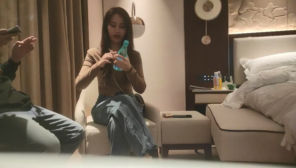 2022-4-8【掙錢買奧迪水泥】大圈高端，大長腿甜美靚女，抽根煙繼續第二炮，側入猛操，大屁股上位騎坐，持續輸出