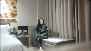 《用利抽插》高品質探花，看著文靜收完錢立馬變騷，超近視角扣穴，完美肥臀騎坐，斜入爆插小穴1080P高清橫版