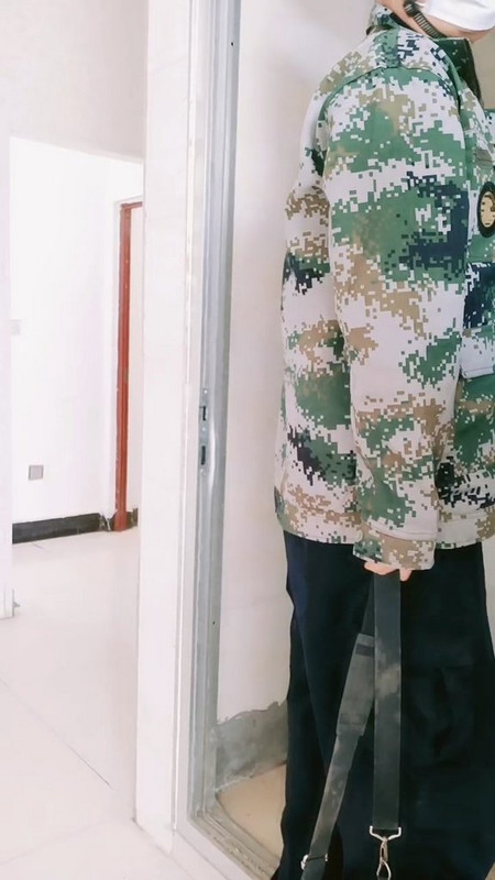 ✿淫娃欲姐✿ 美少婦勾引修水工 大叔幫忙扶著竟然發現女子沒穿內褲 手指一頓扣 反被女子榨射三次 精液都榨乾了