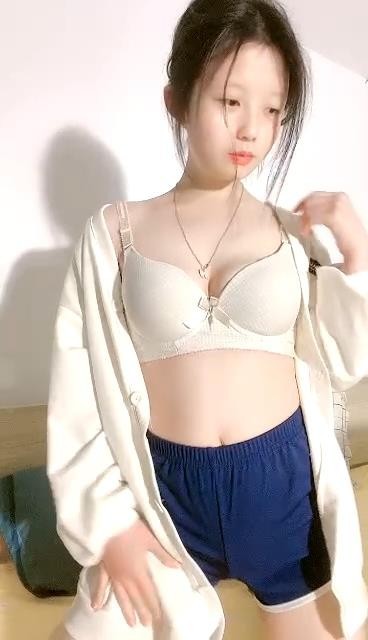 [MP4/839MB] 寶媽蘿莉從浴室激戰到床上，人騷還會叫春，勾引的男人欲罷不能，最後來個顏射還哇哇大叫！