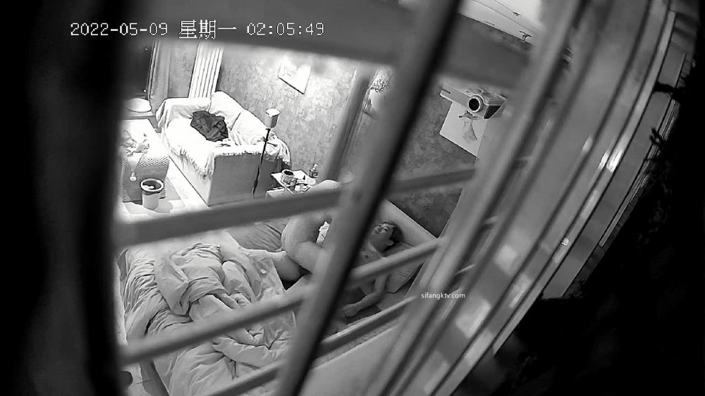 2022.5.9酒店偷拍時尚小青年瘋狂暴操自己的苗條小女友，受不了浪叫