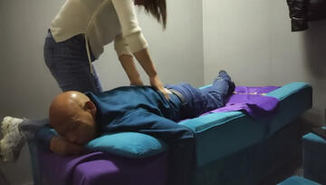 新片速遞《城中村養生館按摩店》偷拍老闆娘誘惑客人做特殊性服務喜歡吹牛的光頭佬有色無膽免費逼也不敢玩