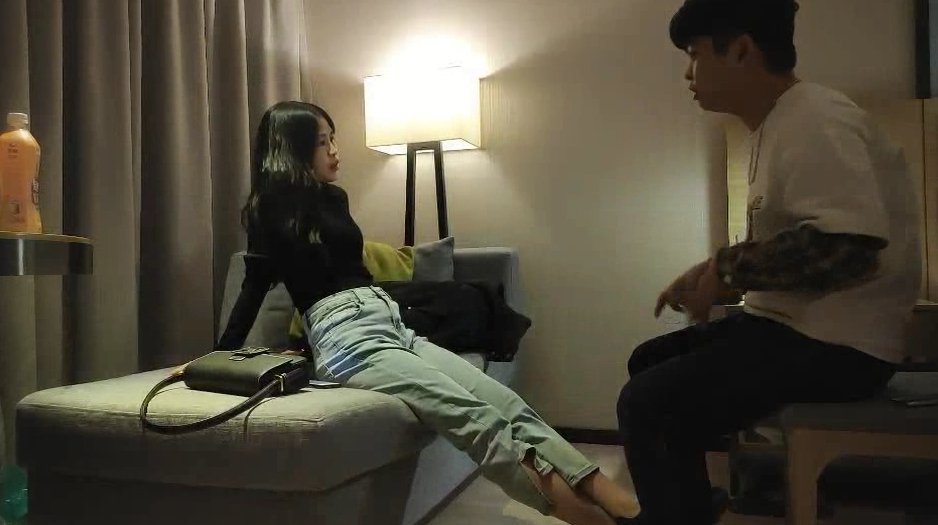 年輕嫩妹 喜歡暗一點的氛圍 開檔吊帶絲襪，扶著細腰後入猛頂