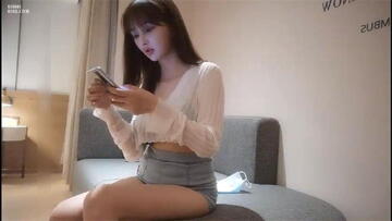 衣料比較少的白衣美女坐在沙發上就讓人看的口乾舌燥摟到懷裡揉捏軟軟乳房又吸又舔抽送進出性福跪爬啊