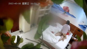 360酒店花房白色床偷拍跑銷售業務的情侶美乳眼鏡女友給累壞的男友按摩主動吹簫騎坐雞巴啪啪