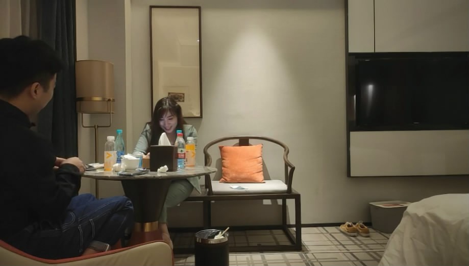 《掙錢買奧迪拉水泥》小胖約泡搞金融少婦阿姨一頓宵夜搞掂還誇小胖帥差點沒把我笑噴