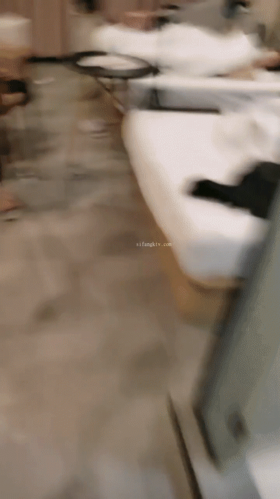[MP4/397MB] 啊啊啊爸爸，我肚子疼，快肏我的小騷逼，快點快點我來高潮了。 啪得正爽，基友敲門進來觀戰，真尼瑪刺激！