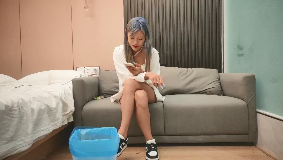 2022-5-23【鎚子丶探花】灰髮社會週邊妹，齊逼短褲大長腿，穿上黑絲襪，各種姿勢盡情輸出