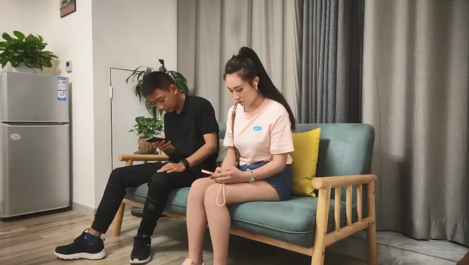 2022-5-22【鎚子丶探花】牛仔短褲漂亮妹子，一臉呆萌肉感美腿，抓著大屌深喉，抬起腿側入猛操