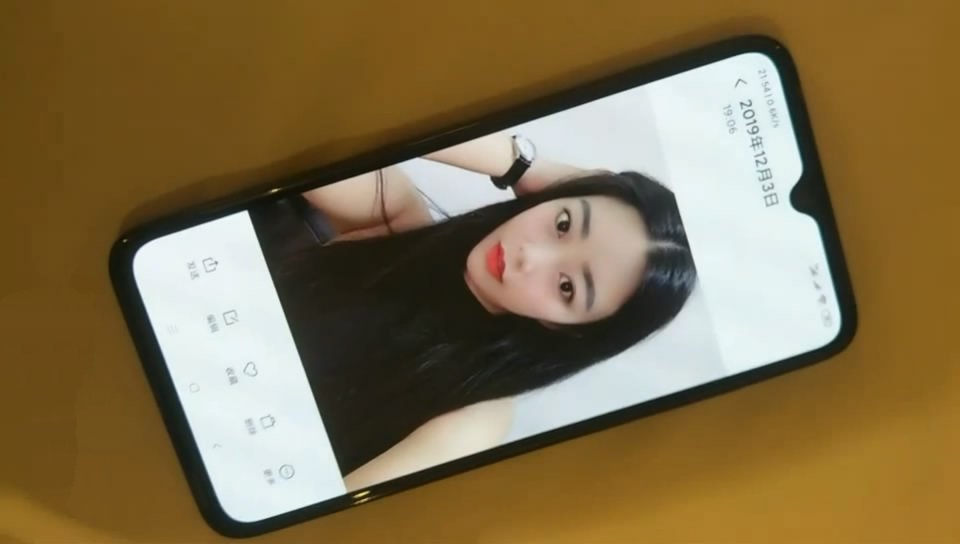 賓館嫖妓偷拍微信約趴豐滿小妹換上紫絲沙發熱身床上操給完錢妹子態度大變