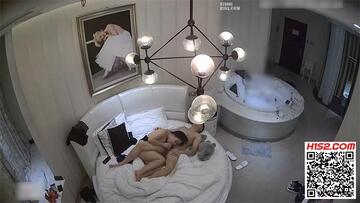 對高挑性感美女的黑衣風情無法抵擋，尤其是穿上吊帶緊身黑絲睡衣，這白皙肉肉前凸后翹噗嗤猛烈插入操