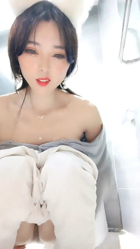 女上位全自動榨汁小能手 無比濕滑嫩穴 肉棒裹滿濕漉漉的淫汁 魂魄隨抽刺升天