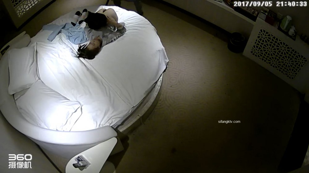 Hotel偷拍系列白皮書套房9.5 單純美女被男友迫不及待的操，時間太多，沒一會就射了