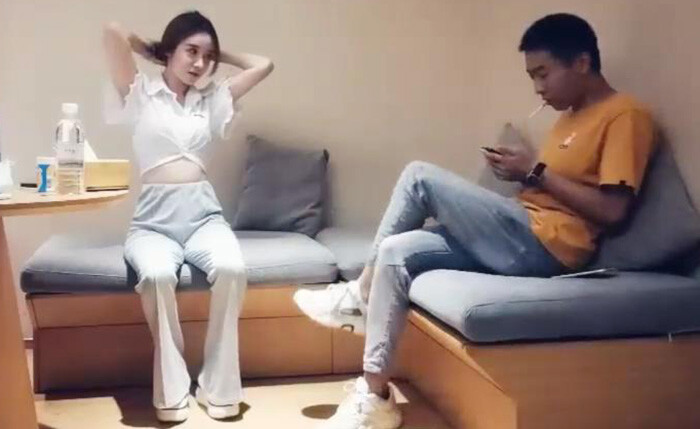 一見面就硬了，妹子長得很像新疆的美眉，顏值太高