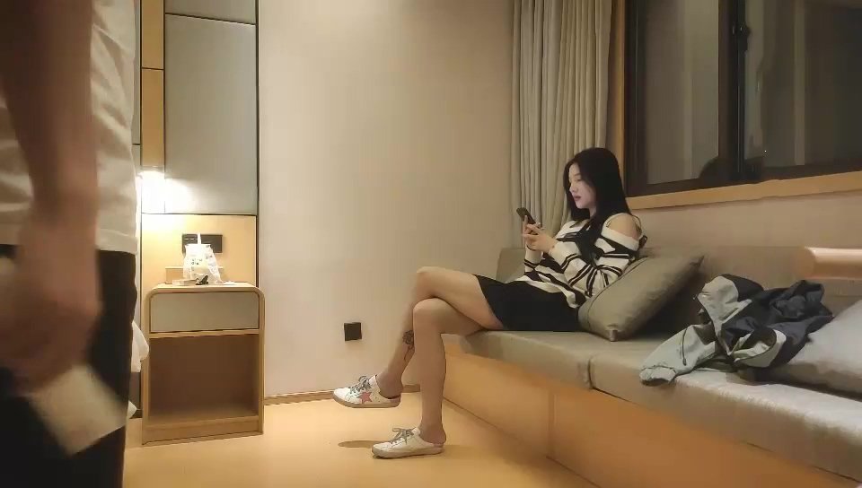 追夢人文軒短裙大長腿妹子，身材不錯舌吻摸奶調情，抬腿猛操搞一半妹子有意見先走人了