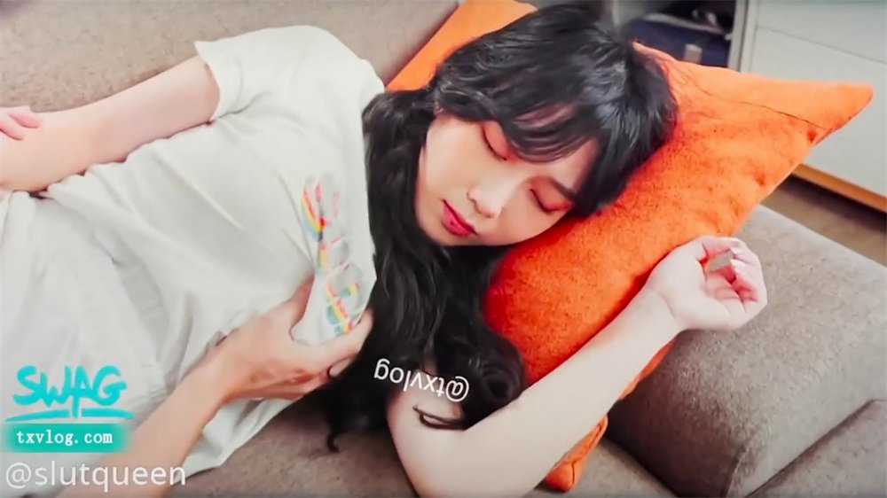 極品正妹在沙發上熟睡時 被饑渴男友突然插入抽插爆操內射 高清1080P原版