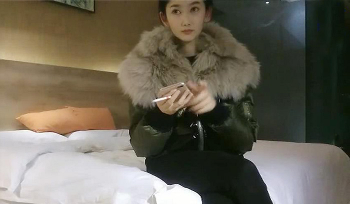 【剛成年的純天然妹子】不怎麼會打扮，清純得很嫩得出水，沒有什麼性愛經驗，叫床真實不做作
