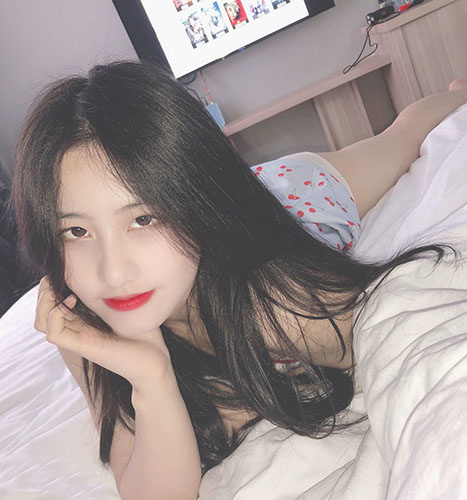 甜美大屁股小騷貨【杭州頂級反差婊】李苗苗，男友雞巴後入翹臀插入 滋滋的聲音夠清爽，反差夠大人前甜美女神 床上變成了蕩婦淫娃