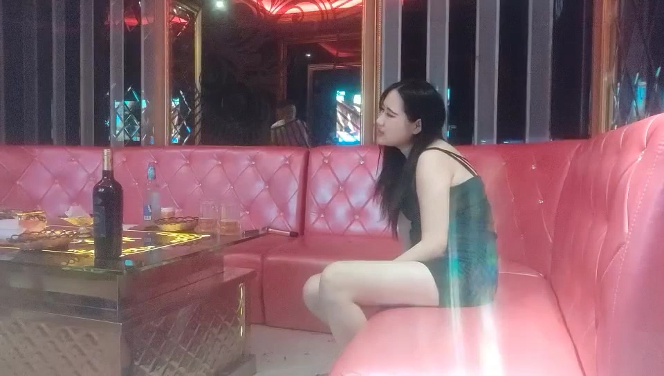 2022-6-12【怨種探花】歌廳唱歌操逼，騎在身上摸摸搞搞，扒下內褲扣穴抽插