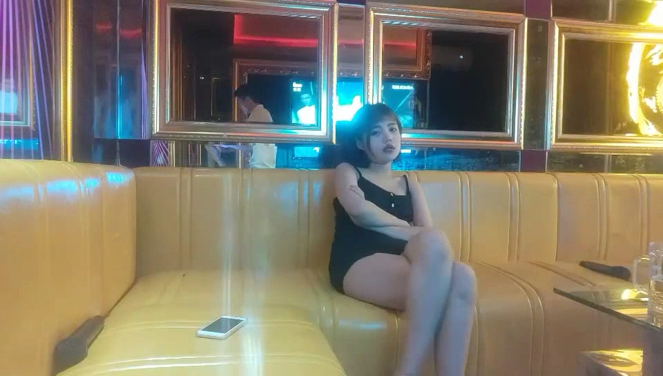 2022.6.9，【怨種探花】，商K包間，來回換了四五個小姐姐，燈紅酒綠激情交合