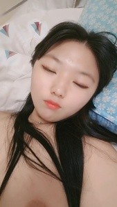 肉肉的妹子和男友啪啪做愛，道具自慰粉木耳給男友打飛機，後入無套打樁
