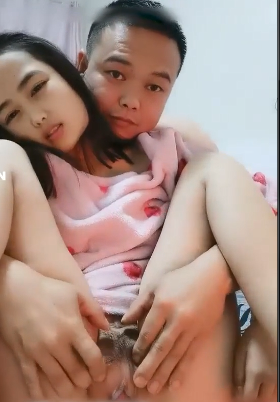 鄉下早婚早孕00后童顏少婦，看著壹臉童氣，沒想到已經生過寶寶了，和鄰居大哥激情褕情