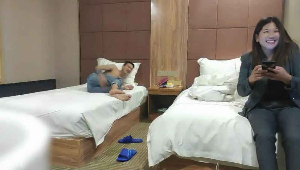 2022-4-24新片速遞《小老頭良家少婦探花》兩個社會小哥酒店約炮工廠少婦3P