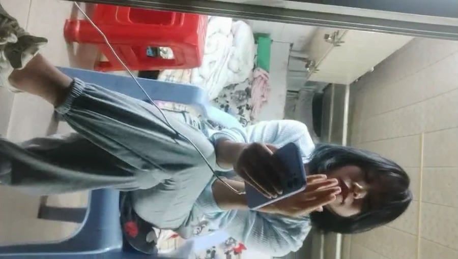 [MP4/1843MB] 《素質嫖客》夜探路邊雞窩逼逼粉嫩的稀毛白衣美眉，掰逼驗貨開草