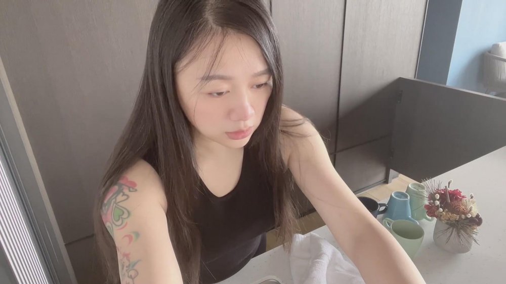 真實搭訕咖啡店老闆娘美白少婦，回酒店後主動釋放出她淫蕩的一面，眼神迷亂荒淫，精液射滿老闆娘的雙胸