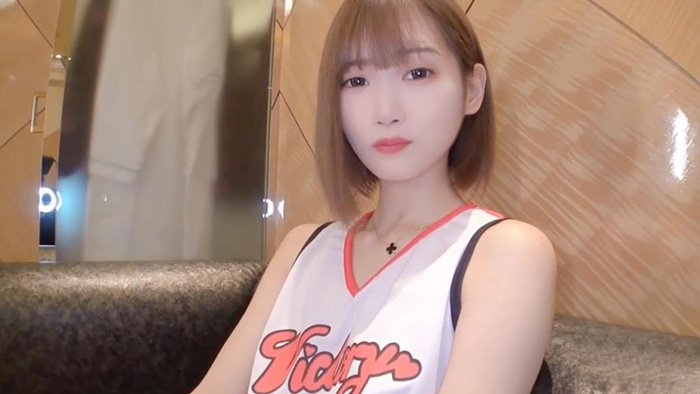 大街上找來素人【短髮超級清純真實學生妹】穿著啦啦隊的衣服就來了，沒有什麼性經驗，連叫床都不會啊，大叔暴力內射白虎粉穴