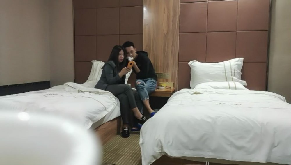 [MP4/765MB] 《小老頭良家少婦探花》兩個社會小哥酒店約炮工廠少婦3P